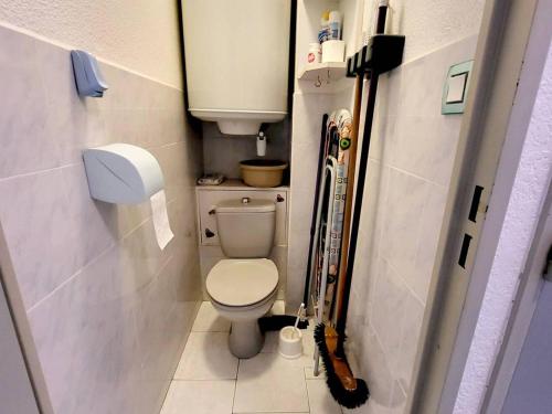 een kleine badkamer met een toilet en ski's erin bij Appartement Six-Fours-les-Plages, 3 pièces, 4 personnes - FR-1-316-50 in Six-Fours-les-Plages