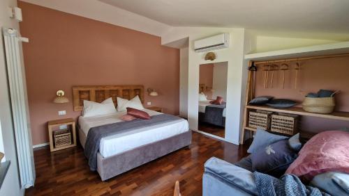 a bedroom with two beds and a couch at PetraSicula Apartment in Acitrezza