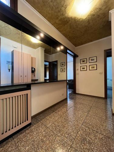 グラードにあるAppartamento Marchesiniのガラスのキャビネット付きの広いキッチンが備わる空き部屋
