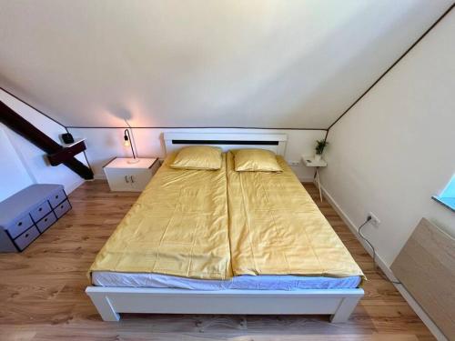 1 dormitorio con 1 cama en una habitación pequeña en Ferienwohnung Viktring 4-5 Pers. en Klagenfurt