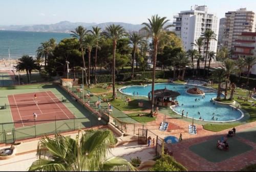 Výhled na bazén z ubytování NUEVO, primera linea de playa, con piscina y vistas al mar nebo okolí
