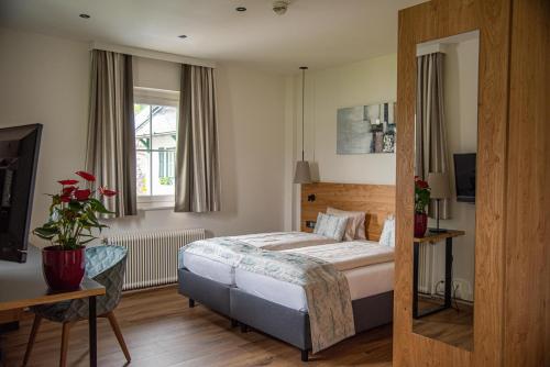 Un pat sau paturi într-o cameră la Seehotel Schlick