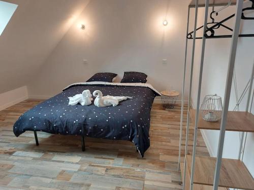 tres patos acostados en una cama en un dormitorio en Jolie maison entre Terre et Mer, en Lithaire