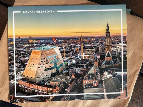 un poster di una città con un'immagine di una città di Bed & Office 050 a Groninga (Groningen)
