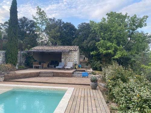 une cour arrière avec une piscine et une maison dans l'établissement Mas des Grands Chenes Uzes a 8km, à Aubussargues