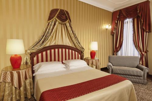 ein Hotelzimmer mit einem Bett und einem Stuhl in der Unterkunft Ca' Bragadin e Carabba in Venedig