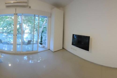 sala de estar con un espejo grande en la pared en Departamento nuevo a estrenar Cañitas-Palermo en Buenos Aires