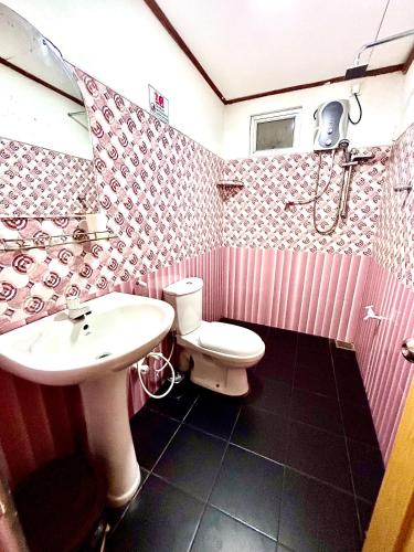 a bathroom with a sink and a toilet at Kenno's Korner in Weligama
