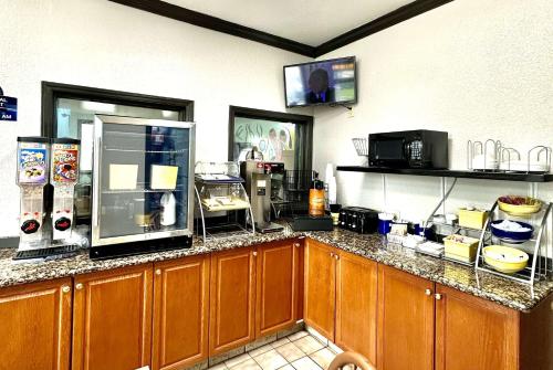 una cucina con un piano di lavoro con un forno a microonde di Days Inn by Wyndham Charlotte Northlake a Charlotte