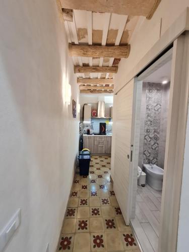 um corredor com uma casa de banho com WC e piso em azulejo em Tra i Mari em Trapani