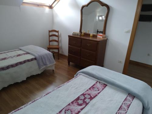 1 dormitorio con 2 camas, tocador y espejo en Ático Rosita en Camino de Santiago, en Xinzo de Limia