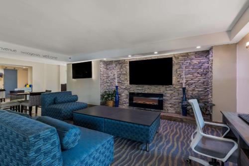 Quality Inn & Suites Airport Image