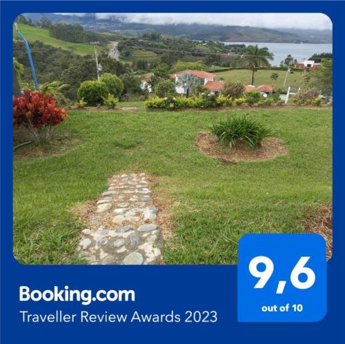 a review of a landscaped yard with a walkway at Finca Acogedora - Lago Calima in Calima