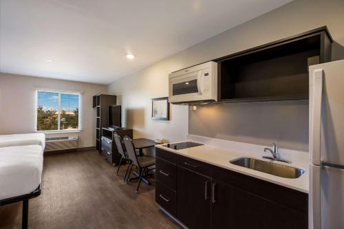 Dapur atau dapur kecil di WoodSpring Suites Orlando West - Clermont