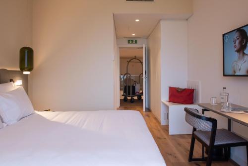 Televisyen dan/atau pusat hiburan di Sines Sea View Business & Leisure Hotel