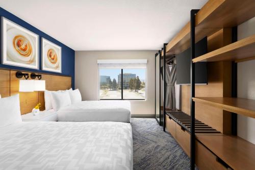 サンタクララにあるプラザ スイート ホテルのベッド2台と窓が備わるホテルルームです。