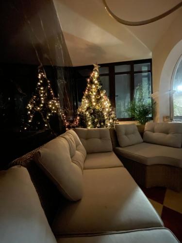 Een zitgedeelte bij Luxury Villa Prada