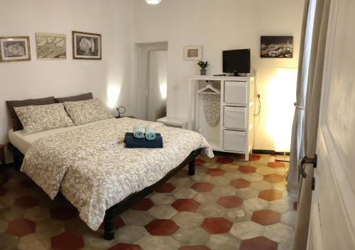 um quarto com uma cama com uma bandeja em Il Mezzero all' Acquario em Gênova