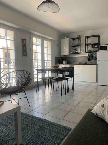 une cuisine avec une table et des chaises dans une pièce dans l'établissement Duplex sur le port du Croisic, au Croisic