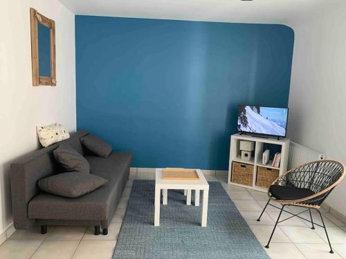 Televízia a/alebo spoločenská miestnosť v ubytovaní Duplex sur le port du Croisic