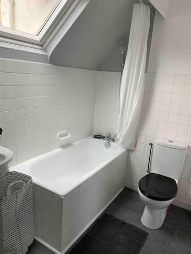 une salle de bain avec une baignoire, des toilettes et un lavabo dans l'établissement Duplex sur le port du Croisic, au Croisic