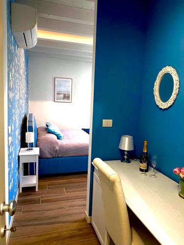 a room with a bed and a desk in a room at Star Soave Rooms - Locazione Turistica in Soave