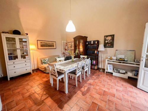 una sala da pranzo con tavolo e sedie di Relais Le Ortensie a Pisa