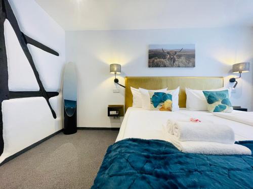 Habitación de hotel con 2 camas en azul y blanco en Hotel am Schloss en Fulda