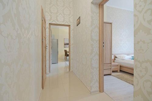 um corredor com um quarto com uma cama e um espelho em Bryza - apartament w Sopocie by Grand Apartments em Sopot