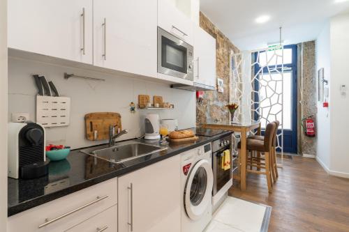 Charming Central Flat Vibrant Decor Metro AC in Porto