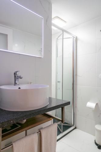 Charming Central Flat Vibrant Decor Metro AC in Porto