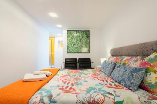 ポルトにあるApartamento Qian porto Centroのベッドルーム1室(オレンジ色のベッドカバー付)