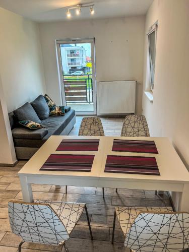 ein Wohnzimmer mit einem Tisch und einem Sofa in der Unterkunft Modern Apartment in Września