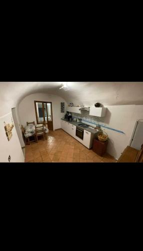 um quarto com uma cozinha e uma sala de estar em La finestrella sea view em Vietri