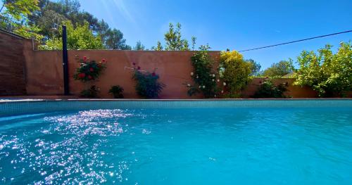 una piscina de agua azul en un patio en Villa Belephant Sitges, en Canyelles