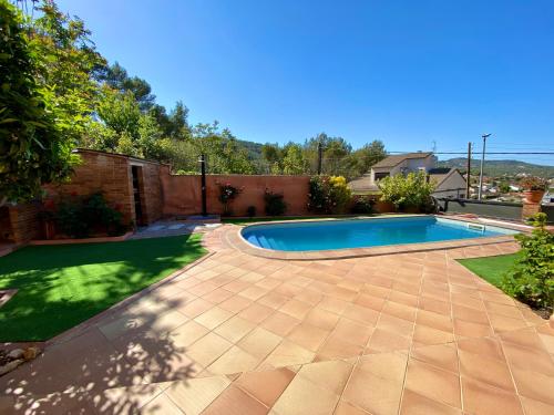 patio trasero con piscina en Villa Belephant Sitges, en Canyelles
