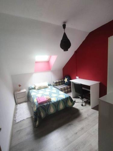 Schlafzimmer mit einem Bett, einem Schreibtisch und einem Computer in der Unterkunft Apartamento luminoso con jardín in La Zubia