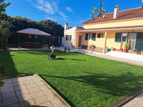 un patio de una casa con césped verde en Casa da Monservia, en Sintra