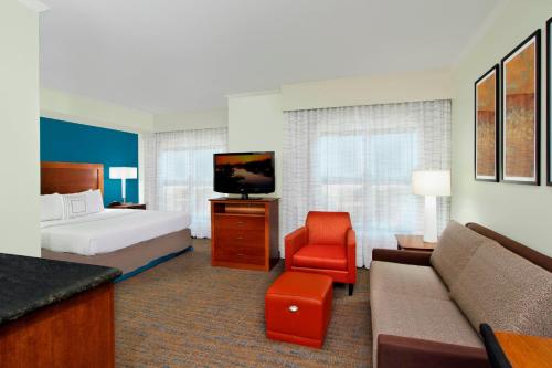 um quarto de hotel com uma cama e uma televisão em Residence Inn DFW Airport North/Grapevine em Grapevine