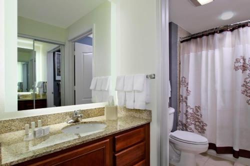 W łazience znajduje się umywalka, toaleta i lustro. w obiekcie Residence Inn DFW Airport North/Grapevine w mieście Grapevine