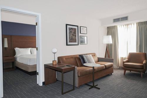 ein Hotelzimmer mit einem Sofa und einem Bett in der Unterkunft Residence Inn Colorado Springs North/Air Force Academy in Colorado Springs