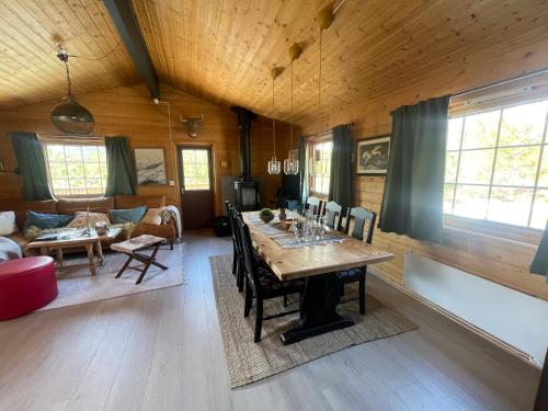 uma sala de jantar e sala de estar com mesa em Peaceful cottage close to Bø Sommarland and Lifjell-perfect for hiking 
