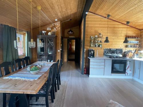 En restaurant eller et spisested på Peaceful cottage close to Bø Sommarland and Lifjell-perfect for hiking