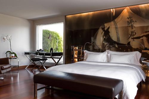 - une chambre avec un grand lit et un bureau dans l'établissement The Hotel Lucerne, Autograph Collection, à Lucerne
