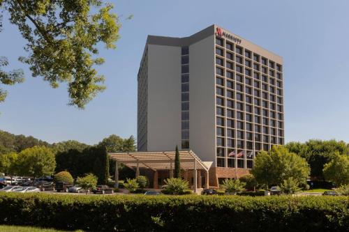 アトランタにあるAtlanta Marriott Northeast/Emory Areaの駐車場から切り札の国際ホテルタワーのレンダリング