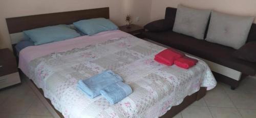 Ένα ή περισσότερα κρεβάτια σε δωμάτιο στο Giotas Home