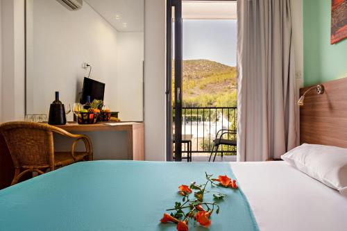 A bed or beds in a room at Hotel Pavlou