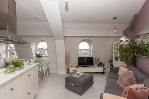a living room with a couch and a table at Pass the Keys Shoppers Oasis - Heart of Leeds City Centre in Leeds