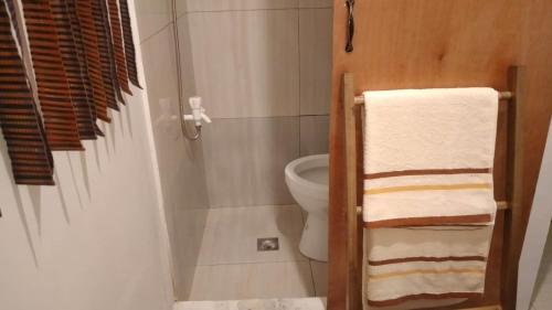 e bagno con servizi igienici e termoarredo. di Mabs Hostel a El Nido