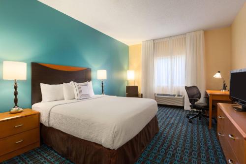 Habitación de hotel con cama, escritorio y TV. en Fairfield Inn & Suites Amarillo West/Medical Center, en Amarillo